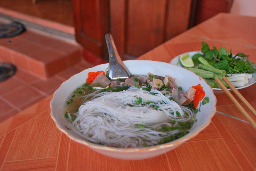 [b]ขนมจีนลาวครับ....เหมือนก๋วยเตี๋ยวเส้นขนมจีนเลยครับ.....ผมเล่นซ่ะ2ชามเลยอิ่มไว้ก่อนครับ[/b] :umh: 