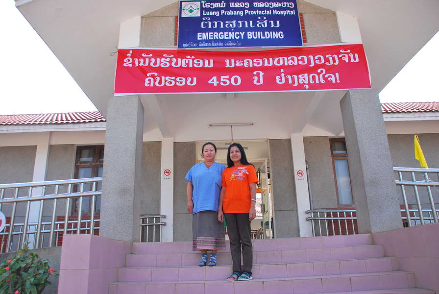 [b]คุณหมอที่ลาวออกมาส่งคณะพวกเราครั