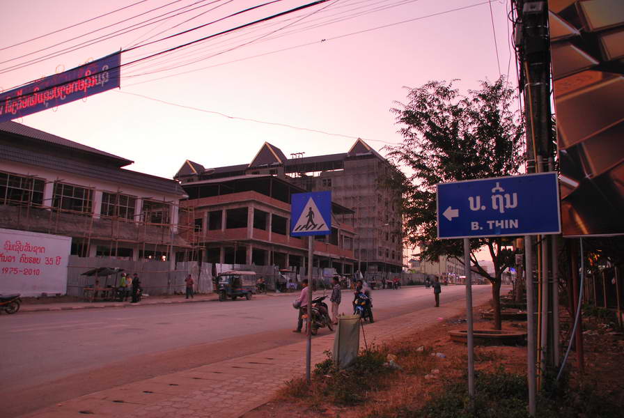 [b]มาถึงเย็นเดินหาโรงแรมพักครับรีสอ