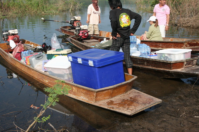 ขนของลงเรือครับ ของเพียบใช้เรือ 3 ลำถึงจะพอ