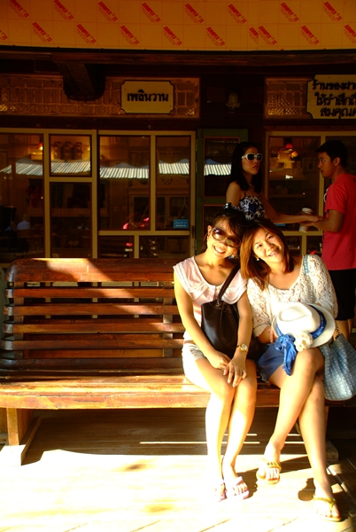  :grin: คนเยอะมากรอให้เลือคนเดินผ่านน้อยสุดได้แค่เนี้ยคับ :grin: