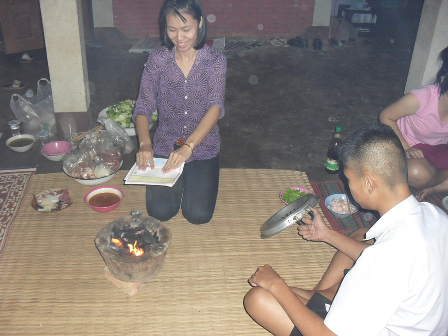 ส่วนตอนเย็น มีการเลี้ยงรับกันนิดหน่อยครับ จัดหมูย่างสองเตาเลย
 :laughing: :laughing: :laughing: :la