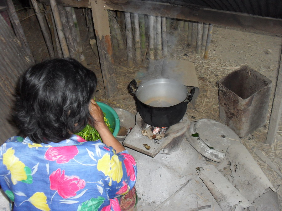 แม่แกงผักกาดใส่ไก่ครับเช้านี้ 

 :umh: :umh: :umh: