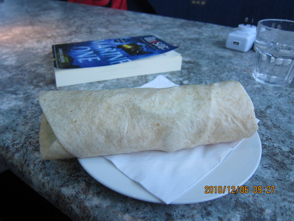 มาถึงปุ๊ป บรีฟเสร็จ เค้าก็เสริฟอาหารเที่ยงเลย เป็น wrap ใส้แฮมครับ เสร็จแล้วก็แต่งตัวพร้อมออกไปตกปลา