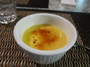 และปิดท้ายด้วย Creme Brulee อาหารที่นี่ตลอดที่อยู่อร่อยมากครับ