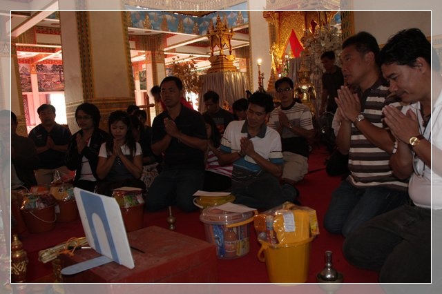 [center][b]ทำบุญ ถวายสังฆทาน แด่ญาติผู้ล่วงลับค่ะ

 :blush: :blush: :blush:[/b][/center]