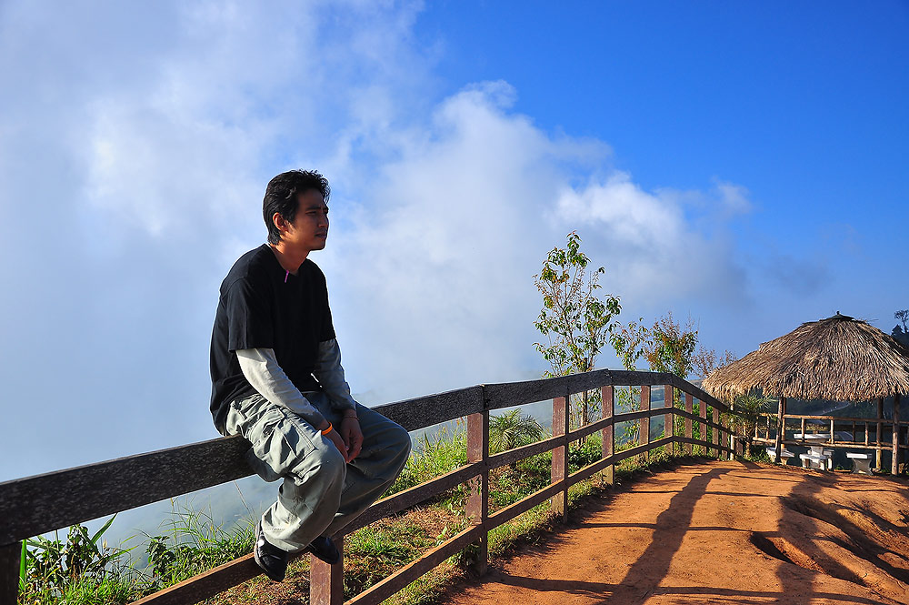 เพื่อนรออยู่ก่อนแล้ว แหมนี่ถ้ามรึงหงายหลังไปนะ ตรูจะบอกพ่อ แม่มรึงยังไงเนี่ย ข้างหลังนั่นนะเหวเลยนะ 