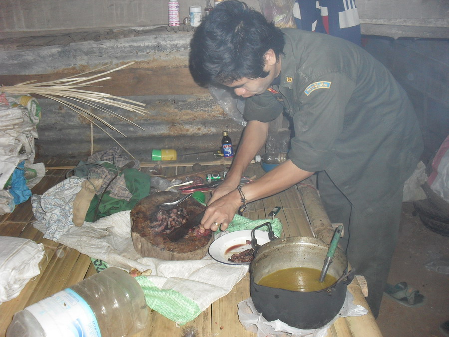 เนื้อย่างสุกแล้ว น้องชายผมก้เอามาห