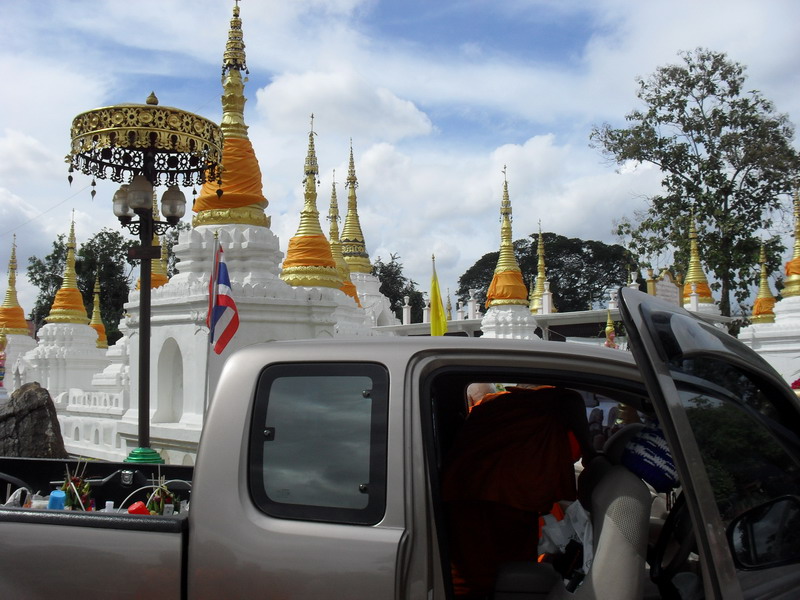 เมื่อเสร็จจากงานที่บ้าน ผมก็รับภาระ ไปส่งพระสงฆ์ที่วัดพระเจดีย์ซาวหลัง  เพื่อประกอบกิจของสงฆ์ต่อครับ