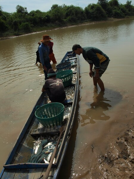 
เรือยังไม่ทั้นจอด...นังอี๊ดลุยน้ำลงไปดูเลย :laughing: :laughing: :laughing: