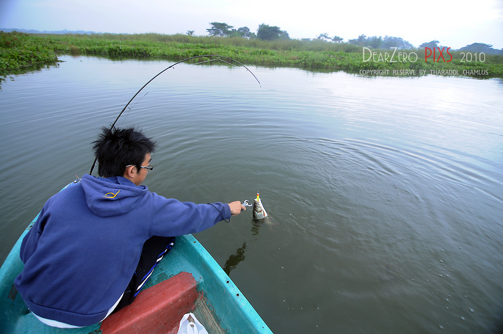 เย่อได้สักพัก  น้องบูมก็ใช้กริปเปอร์จัดการซะแล้ว   :ohh: