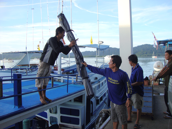 ออกจากกระบี่ประมาณตี4.30น.ถึงท่าเรือทับละมุประมาณ7.00น.