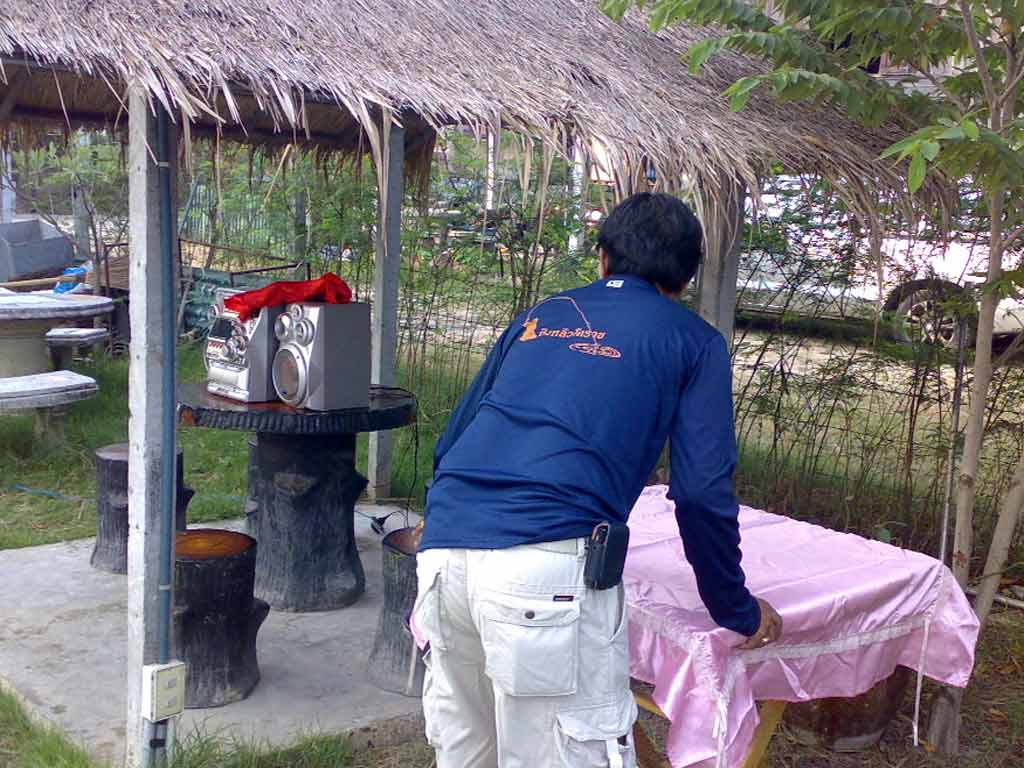 ส่วนท่านผู้จัดการกำลังเตรียมโต๊ะวางของต่างๆอยู่ครับ :smile: :smile:
