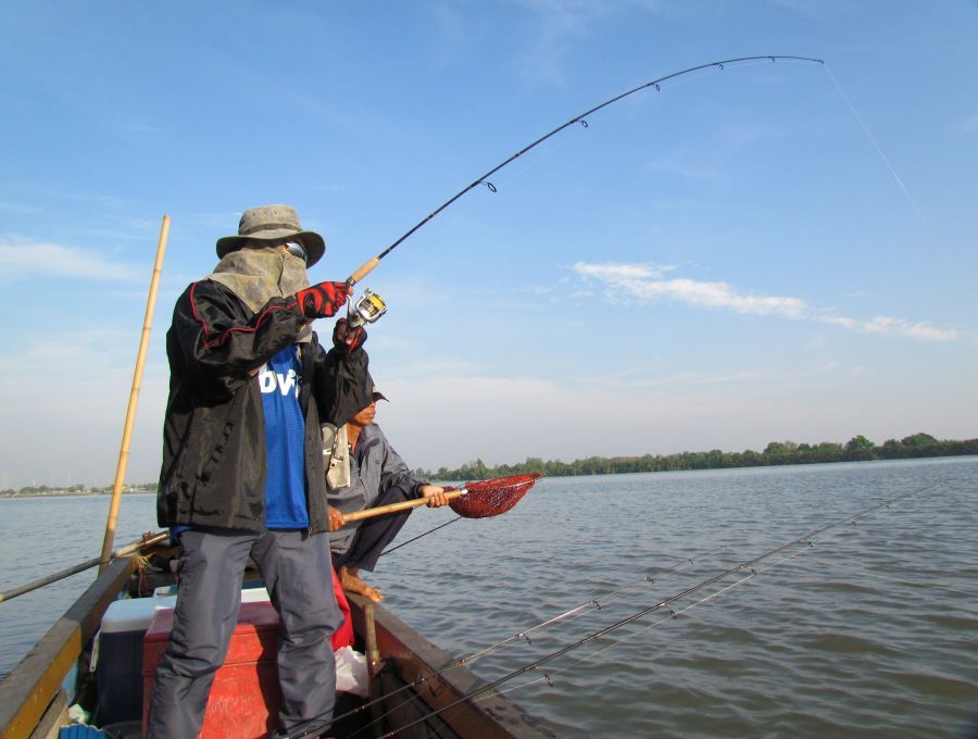 ท้ายเรือ   หัวเรือ  เขาโดนกันแล้ว  ตานี้ ก็ถึงคิวผมมั่งละ  :grin: :cheer: