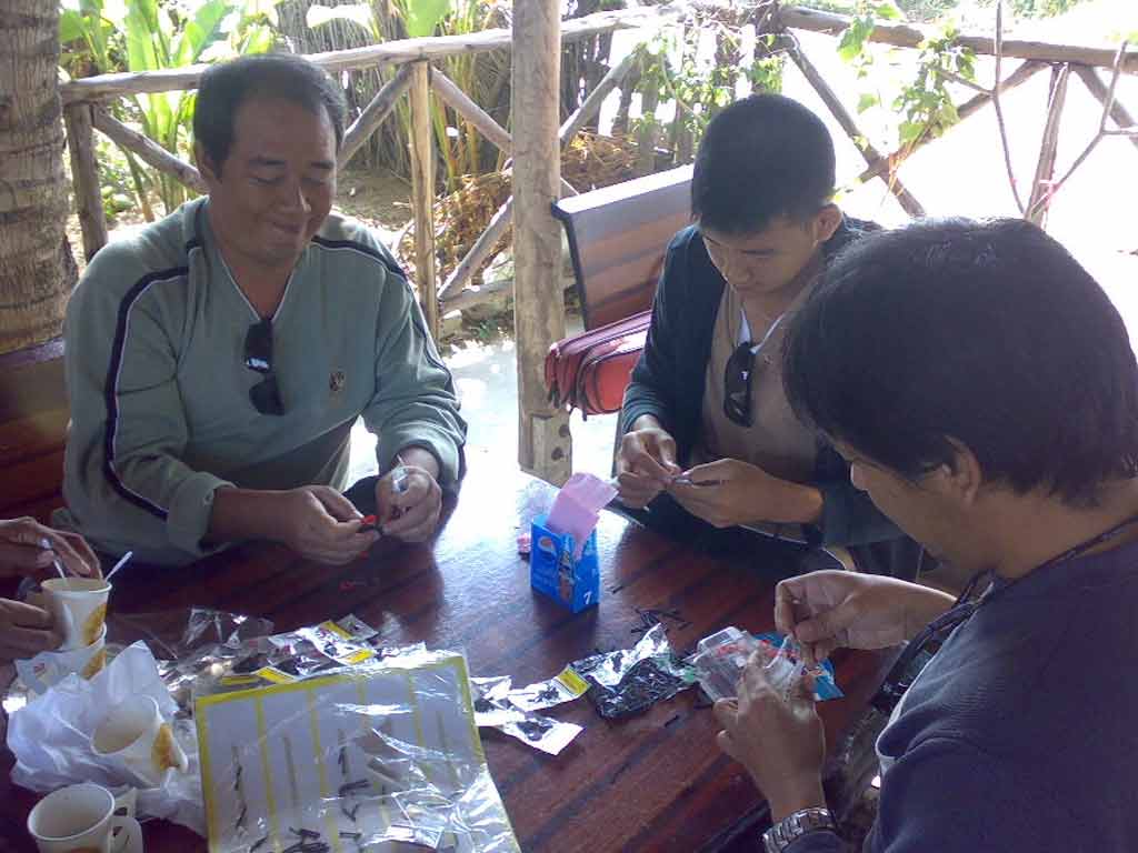 ส่วนทางด้านบน ฝังชุ้มอาหารใหญ่มีการห่อขอแจกครับ ได้ทุกคนที่เข้าร่วมการแข่งขันครับ จาก blackghost อีก