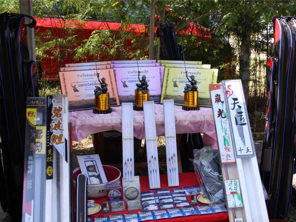   มีของรางวัลที่จะถูกแจกในงานนี้ เพียบ เช่น กระเป๋าใส่คัน3 ใบ ทุ่นอย่างดีชุดละหลายร้อย 3 ชุด เบ็ดแบบ