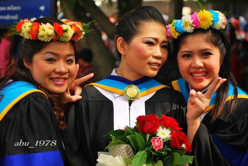..พอใกล้ถึงเวลาเข้าหอประชุม เพื่อนๆ 