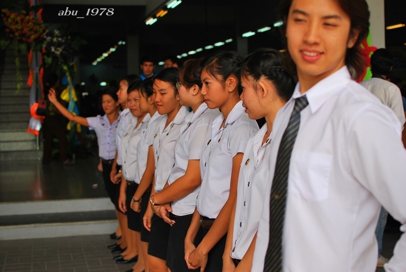 ....รุ่นน้องเริ่มตั้งแถวตอนรับ
เพื่อ