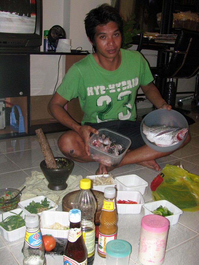 ช่วยกันเตรียมของ ทำกับข้าวกินด้วยกัน :umh: :umh: :umh: