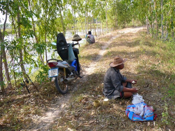 น้าวิ๋นนั่งกินข้าวรอ แต่น้องที่มากับน้าวิ๋นซุ่มทำอะไรอยู่โน่น