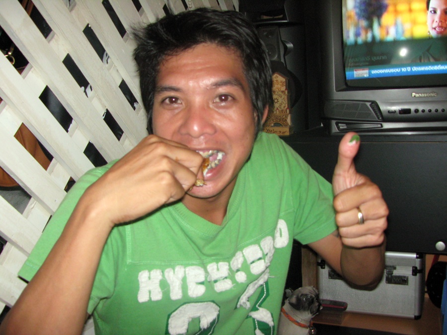 อร่อยของแท้ต้องมีผักชี ติดนิ้วโป้งด้วยนะ :laughing: :laughing: :laughing: