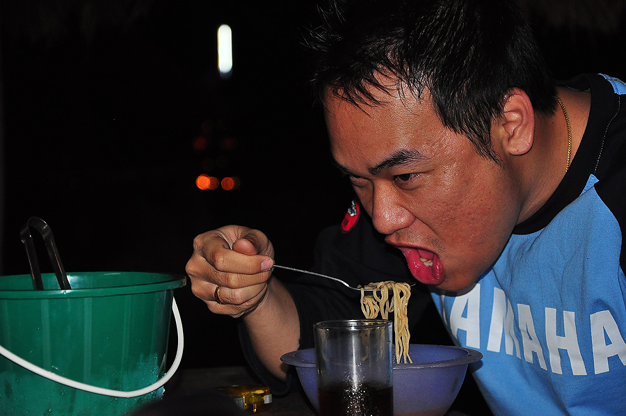 ดูท่าพี่ตู่ในงานจะไม่ได้กินอะไรน่ะหรือว่ากินไม่ทันเค้าคร๊าบบบบบบบบ :laughing: :laughing: :laughing: