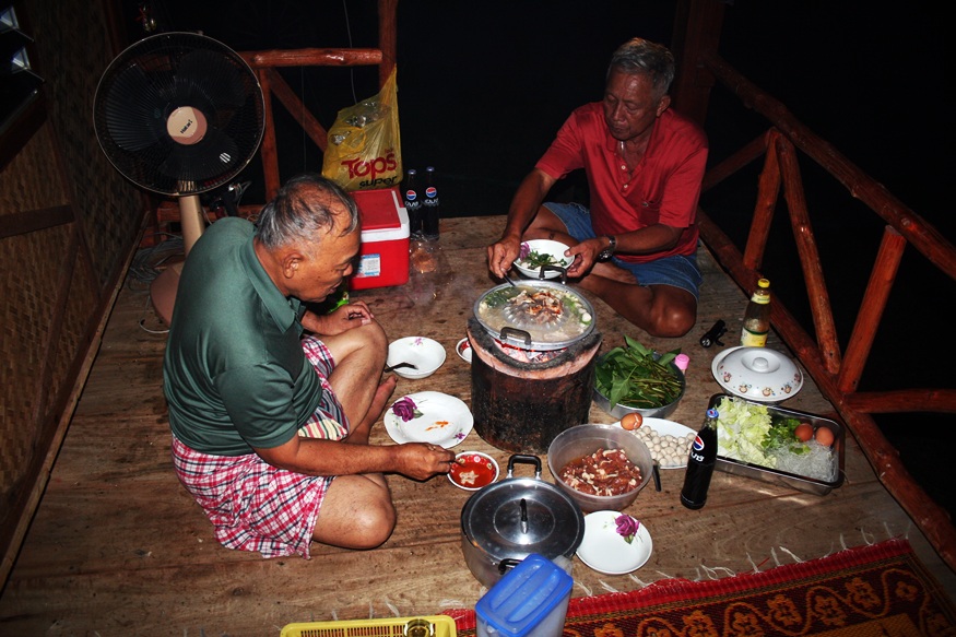 ใช้แรงไปเยอะตกเย็นไต๋เอก จัดหมูกะทะมาให้ แหล่มเลย :umh: :umh: