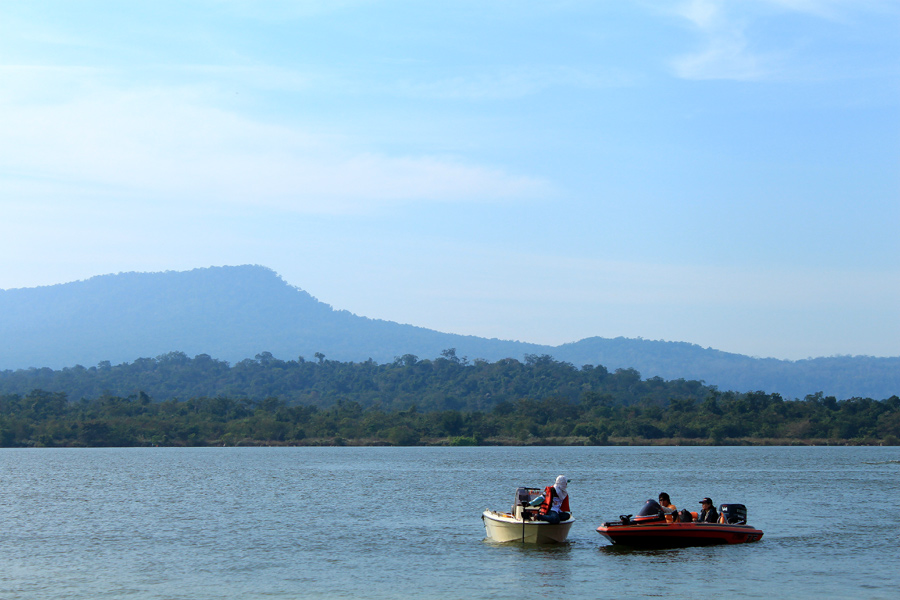 เรือแรงประจำทริปนี้  เรือเพื่อนเมธนี่เองครับ  นิสัย  :laughing: :laughing: :laughing: