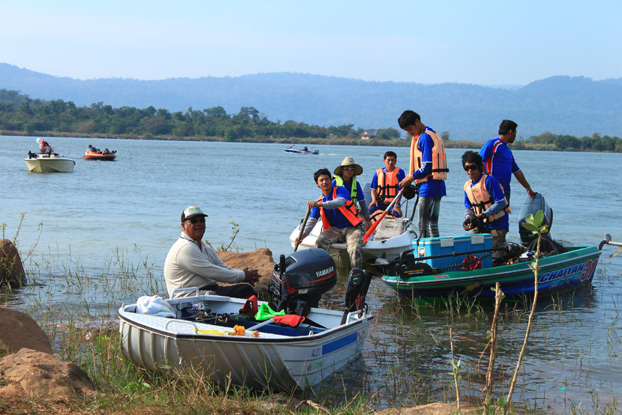 ทีมเรียวฟิชชิ่งจากจันกำลังเข้ามาชั่งปลาครับ....เรือสวยเหมือนกันนะครับ