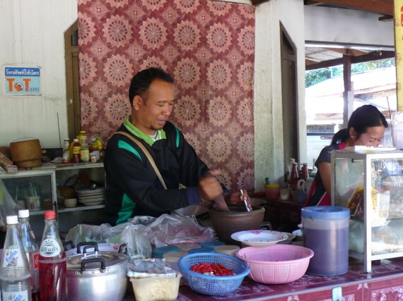 แม่ค้าไม่ว่าง เลยไปช่วยตำส้มตำให้ :laughing: :laughing: :laughing: :laughing: :laughing: