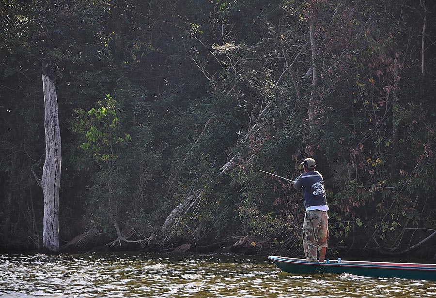 วิ่งเรือเข้าไปเจอพี่ตุ๋ย กำลังขมักเขม้นหวดเบ็ดใหญ่เลยอ่ะ :ohh: :ohh: :grin: