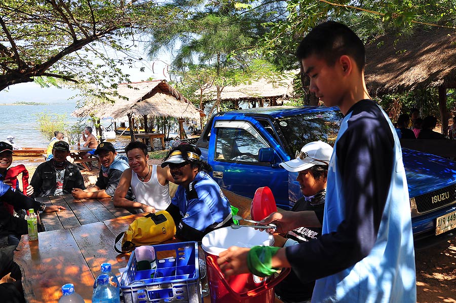 เที่ยงวิ่งเรือกลับเข้ามาพักกินข้าวก่อน เพราะข้าวกล่องผม น้องๆมันหวังดีเอาไปเก็บไว้ในเรือเจ้ากบ ผมเลย