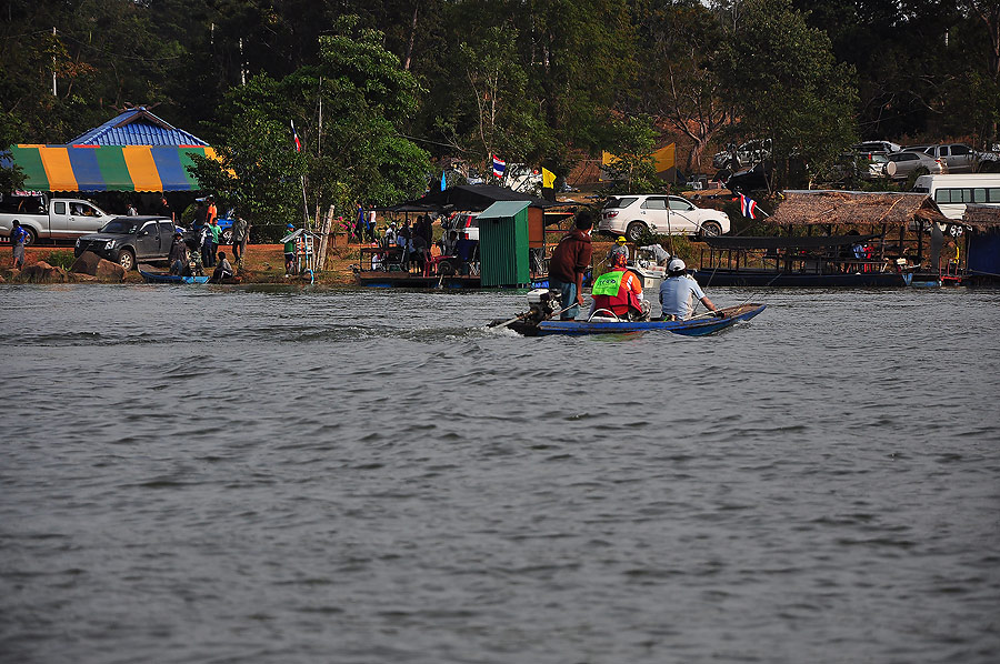 ปล่อยให้เข้าไปก่อนเรามันเรือเร็ว วิ่งไปทีหลังก็ได้ ถ้ารีบแซงไปเดี๋ยวคลื่นไปซัดเค้าเข้า จะโดนด่าลับหล