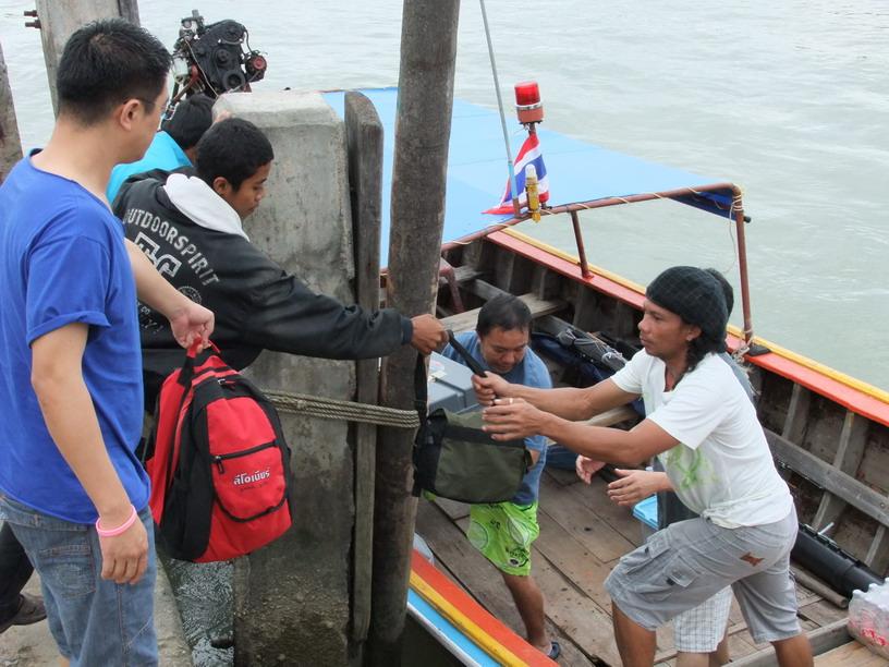ขนของขึ้นเรือเล็ก ทริปนี้ให้ไต๋หลี