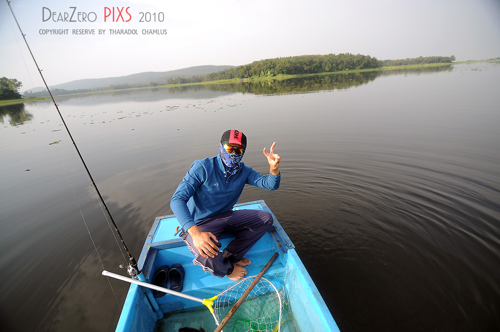 ที่เห็นนอนอยู่ในเรือนี่  ปากมันฉีกนะครับ  ต้องเอาไปรักษาในหม้อครับ  อิ อิ  ปล่อยไปก็ใช้ชีวิตลำบากแน่