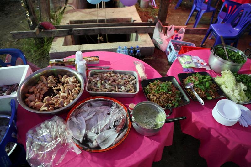 หันไปดูทาง บุฟเฟ่ ซีฟู๊ด พร้อมแล๊ะ ปีกไก่ ปลาหมึกสด กุ้งสด ลาบหมู โอ้ย หิวเลย  :umh: :umh: :umh: :um