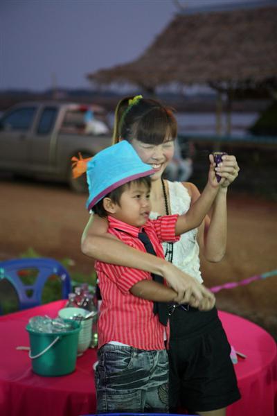 ดูแม่ลูกคู่นี้สิ ลูกไม่กลัว แต่แม่กลัว อิอิ (ป้าเปิ้ล ผบ.น้าต้น 2 คร๊าบ) :laughing: :laughing: :laug