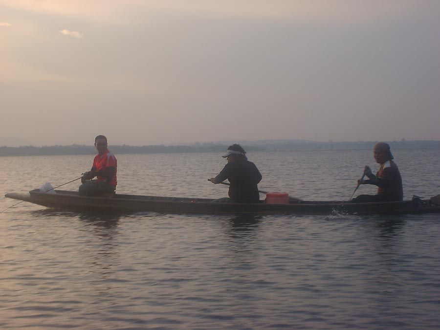 เพราะ พี่โอ๋ แกเล่นติดเครื่องให้เรือนี่เอง แหม่ ลากเหยื่อเสียงยังกับเครื่องเรือ อิ อิ ป๊อกๆๆๆๆ
 :co