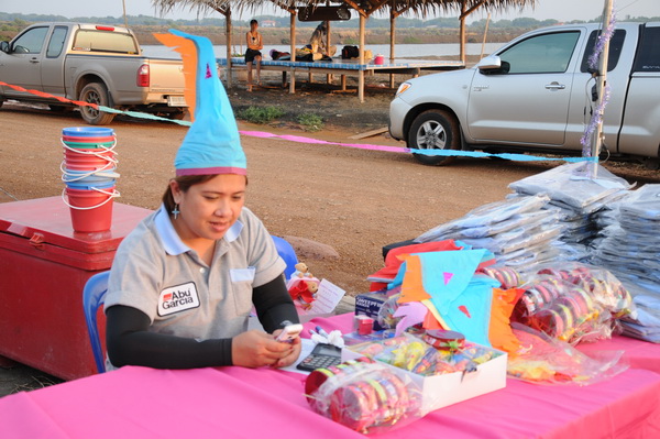 แขกยังไม่มา  แพนเค๊กเลยเล่น FB ฆ่าเวลาซะง้าน :grin: :grin: :grin: