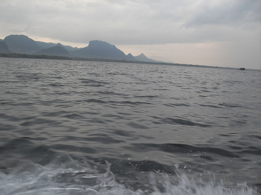 คลื่นลูกแค่นี้...อารมณ์นั้นเรือเล็กอย่างผมมันก็ทำให้ปอดๆเหมือนกัน...เป๋กันบ้างพอให้หายใจใจหาย :laugh