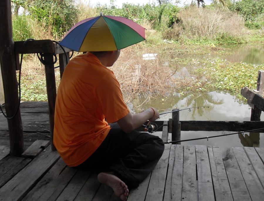 เห็นปลาขึ้นริมฝั่งเยอะครับ....เลยลองเปลี่ยนแนวตกดูครับ :laughing: :laughing: :laughing: :laughing: :