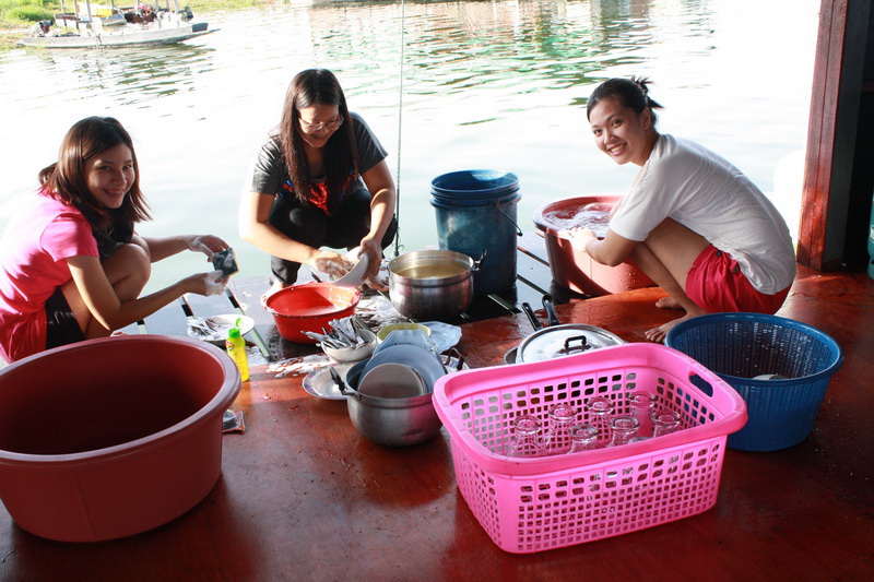 หลังจากสมาชิบางคนได้หม่ำข้าวกันบ้