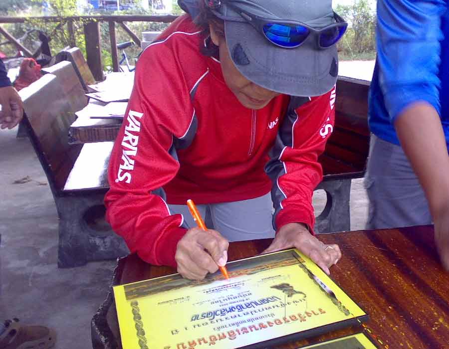 และท่านสุดท้ายขอเชิญ เจ้ต๊อก ( ร้านสิรภพ จอหอ) เช็นชื่อเพื่อเป็นเกียรติแก่นักกีฬาครับ   
