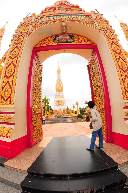 ข้ามฝั่งโขง  ที่นครพนม  ระหว่างทางแวะนมัสการพระธาตุพนม
