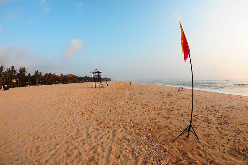 วันแรกแวะพักที่เว้  โรงแรมอยู่ใกล้ชายหาด  
ตอนเช้าเดินเล่นริมทะเล ครับ 
