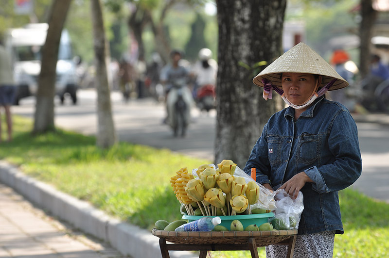 สาวเวียดนามยิ้มให้ชวนให้ซื้อมะม่วง  เขาพูดไทยบางประโยคได้ด้วย  เลยขออนุญาตถ่ายภาพครับ