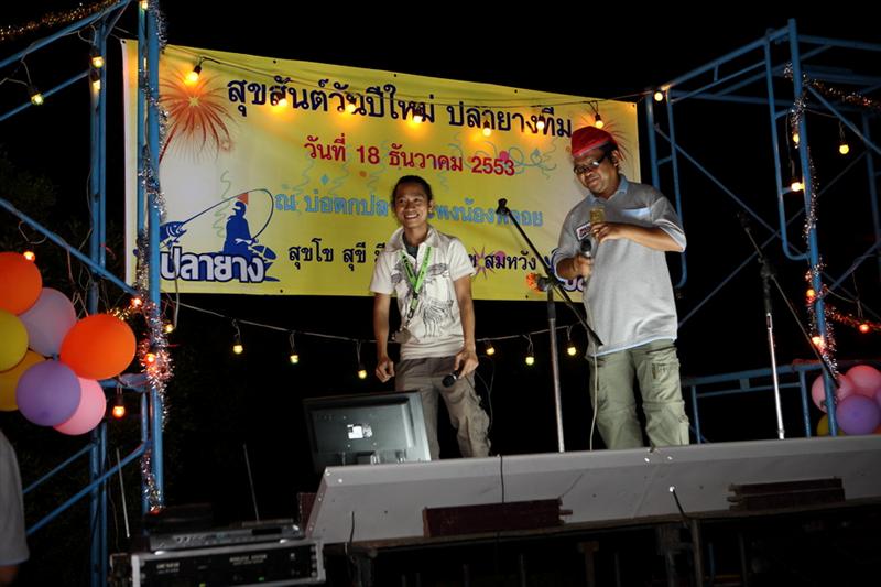 ทางด้านบนเวทีโดน น้าโข่ง กับ น้าโอโล่ ยึดซ๊ะแล๊ะ  :music: :music: :music: :music: :music: :music: :m