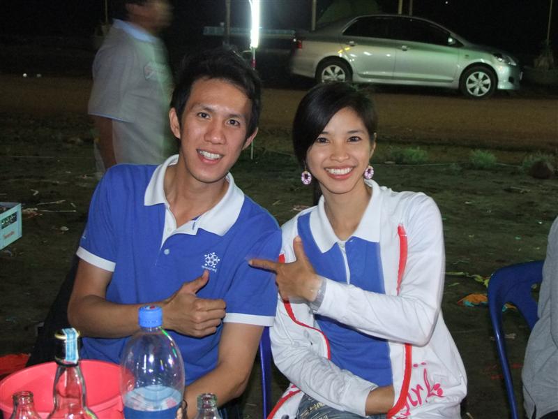 นี่ซิ ต้องคู่นี้ครับ น้าเพชรกับป้านะ มีงานเลี้ยงที่ บริษัทฯงานยังไม่ทันเลิก
แอบหนีมางาน ปลายาง เฉยเ