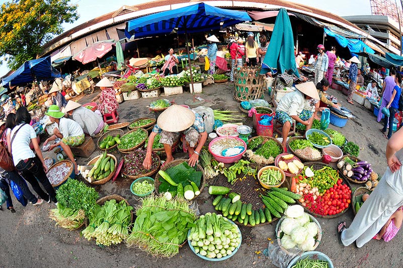 เข้าเดินตลาดบ้าง
ชมวิถีชีวิตสามัญชน
คล้ายบ้านเราครับ  ผักมีที่ไม่เคยเห็นก็มี