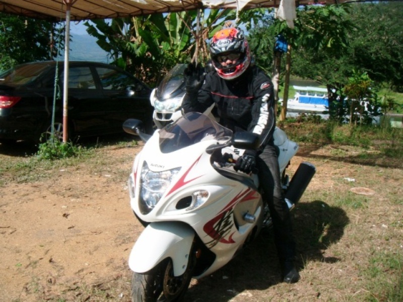 HAYABUSA 1300 cc สุดยอดของความเร็วเลยครับ คันนี้ แปดแสนกว่า ( ถ้าจำไม่ผิดนะครับ )  :love: :love: :lo